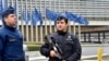 Cảnh sát tuần tra bên ngoài tòa nhà của Ủy hội châu Âu ở Brussels, Bỉ, sau khi một quả bom phát nổ gần đó. 