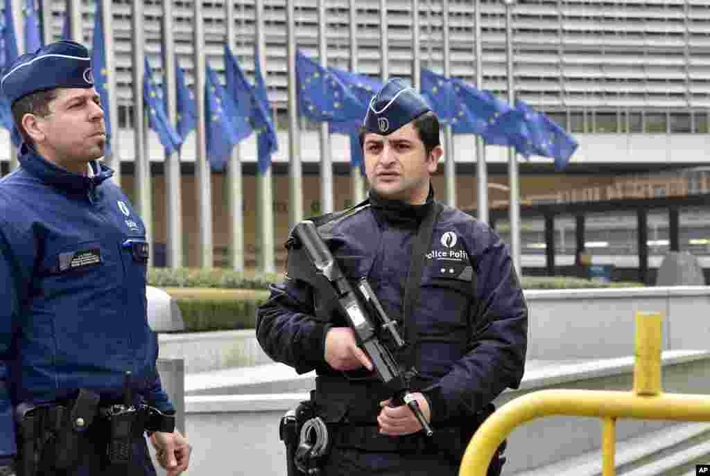 EU ေကာ္မရွင္အေဆာက္အဦးကို ရဲေတြ ေစာင့္ၾကပ္ေနစဥ္။