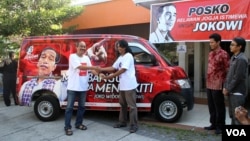 Penyerahan satu unit mobil dari wakil komunitas Gusdurian kepada wakil Jaringan Kerja Relawan Jokowi-JK (Jangkar) di Yogya, Jumat (23/5).