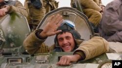 Щасливий радянський солдат залишає Афганістан