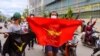 Les manifestants portent des drapeaux et affichent le salut à trois doigts lors d'une manifestation contre le dirigeant de l'armée birmane Min Aung Hlaing le jour de son anniversaire à Mandalay, Myanmar, le 3 juillet 2021. (REUTERS)