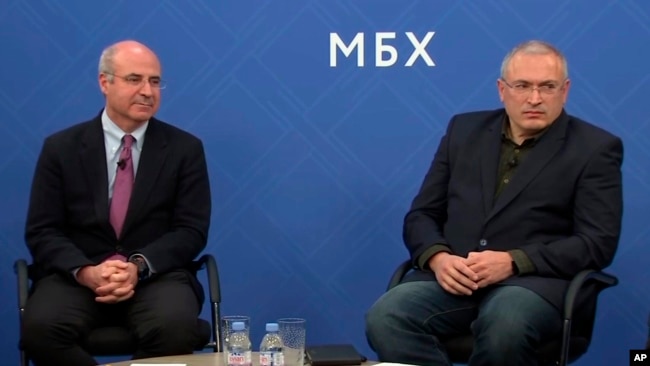 霍多尔科夫斯基（右）和金融家威廉·布劳德出席了2018年11月20日在伦敦举行的联合记者招待会。（2018年11月20日）