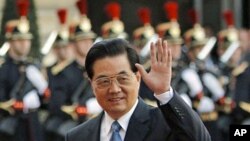 Chinese President Hu Jintao waves upon his arrival to meet French President Nicolas Sarkozy at the Elysee Palace in Paris, 04 Nov 2010