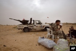 Libya đang bị chia cắt bởi hai chính phủ với sự hỗ trợ của các chiến binh giao chiến với nhau.