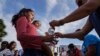 México libera a mujer de EE.UU. que llevó regalos a migrantes