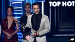 Luis Fonsi acepta el premio por la mejor canción Top 100 por "Despacito" en los Premios Billboard el domingo, 20 de mayo, de 2018.