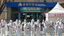 Binh sĩ Hàn Quốc tẩy độc ở thành phố Daegu.