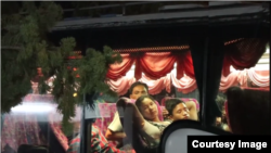 မဲဆိုင်က နေ ဘန်ကောက်တက်လာတဲ့ကားပေါ်က မြန်မာနိုင်ငံသားများ