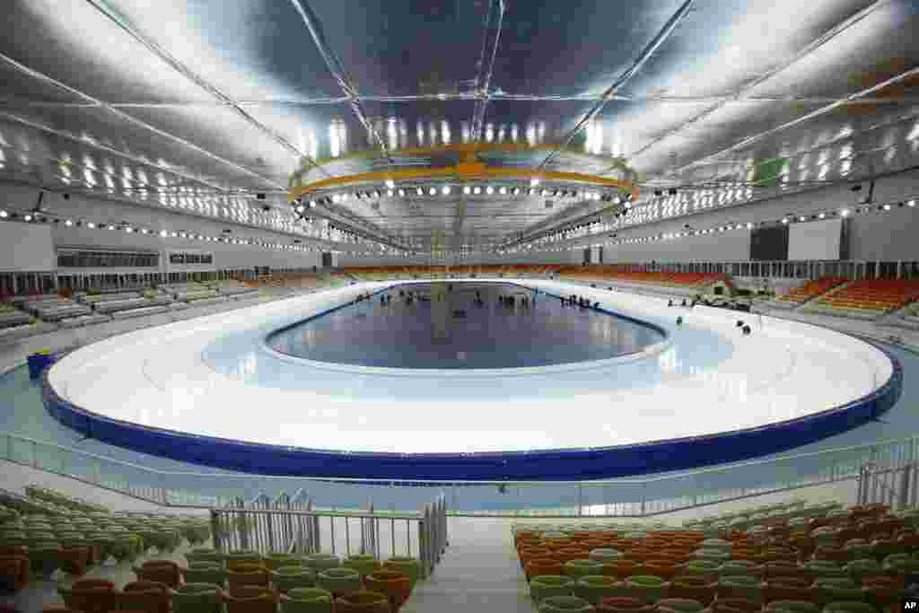 Vista do interior da pista de skating da arena Adler em Sochi.