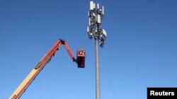 미국 유타주 오렘에서 '버라이즌' 이동통신사 기술자가 5G 송신 기기를 설치하고 있다.