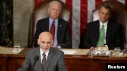 El vicepresidente de EE.UU. Joe Biden, atrás a la izquierda, y el presidente de la Cámara de Representantes, John Boehner, atrás a la derecha, escuchan el discurso del presidente afgano, Ashraf Ghani, este miércoles, 25 de marzo, de 2015. 