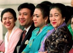 Megawati Soekarnoputri (kanan), tersenyum saat duduk bersama adik perempuan Rachmawati Sukarnoputri (ke-2 dari kanan) dan Guruh Sukarnoputra di Istana Negara. (Foto: Reuters)