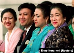 Megawati Soekarnoputri (kanan), tersenyum saat duduk bersama adik perempuan Rachmawati Sukarnoputri (ke-2 dari kanan) dan Guruh Sukarnoputra di Istana Negara. (Foto: Reuters)