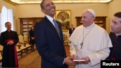 Predsednik Barak Obama i papa Franja razmenjuju poklone tokom susreta u Vatikanu