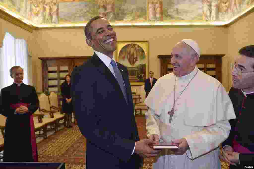 Pope Francis exchanges gifts with U.S. President Barack Obama during a private audience at Vatican City, March 27, 2014.&nbsp;