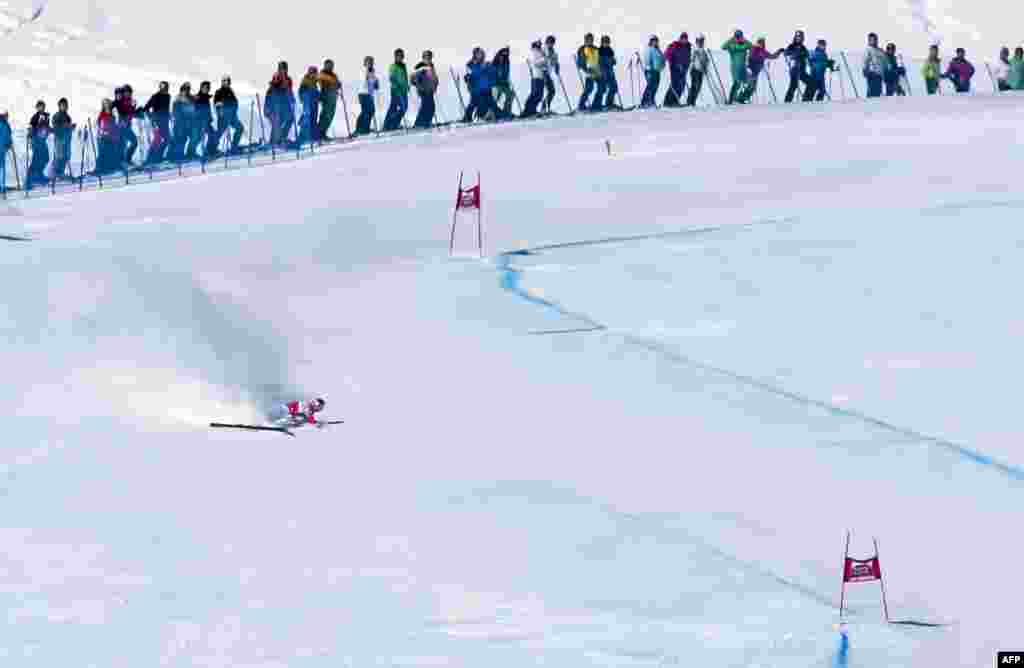Lindsey Vonn dari Amerika terjatuh saat bertanding dalam Piala Dunia FIS Ski Alpine, di St. Moritz, Switzerland.