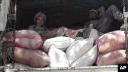 افغانستان سالانه صدها تُن آرد از پاکستان وارد می کند