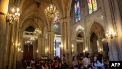 遊客和教徒在中國廣州市的聖心大教堂（也稱為耶穌聖心大教堂或石獅天主教堂）裡。(2018年9月22日)