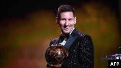 Lionel Messi après avoir reçu son Ballon d'Or, Paris, le 29 novembre 2021.