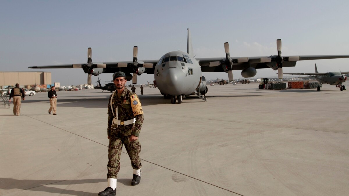 Афганцы самолет. C-130h Hercules ВВС Афганистана. Самолет ВВС США В Афганистане. С-130 Афганистан. Транспортные самолеты ВВС США В Афганистане.