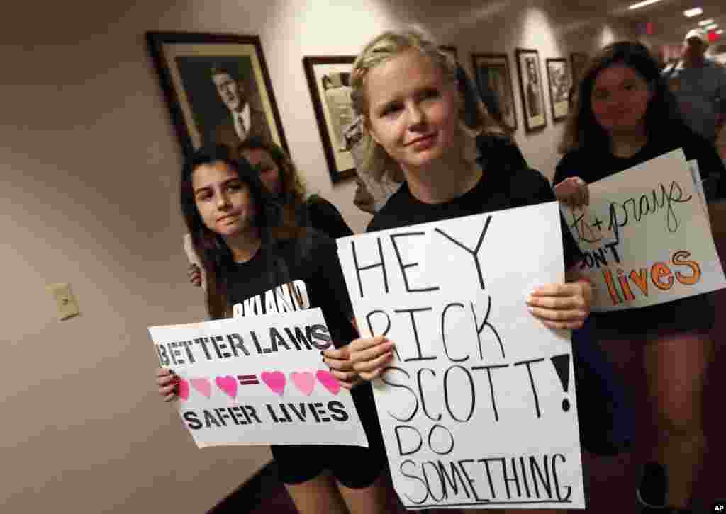 Para pelajar dari SMU Marjory Stoneman Douglas, yang selamat dari insiden penembakan berjalan melewati ruangan-ruangan di gedung perwakilan rakyat setempat untuk menantang para legislator mereformasi pengendalian penggunaan senjata api di Tallahassee, Florida, 21 Februari 2018.