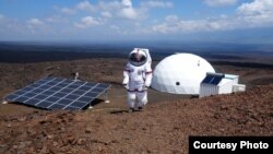 Seorang ilmuwan AS dari Univeristas Hawaii melakukan simulasi misi di Mars di kota Mauna Loa, Hawaii (foto: ilustrasi).