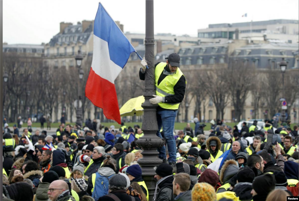 ادامه تظاهرات جلیقه زردها در پاریس و اعتراض به سیاست های امانوئل ماکرون &nbsp;