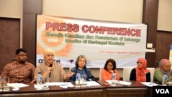 Para peserta konferensi pertama tentang keadilan untuk perempuan memberikan penjelasan kepada media di Yogyakarta, Minggu, 1 Maret 2015.