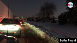 Imagen tomada desde dentro de uno de los autos atascados en la autopista I-95 durante 12 horas por la tormenta de nieve en Ashland, Virginia, Estados Unidos, en 4 de enero de 2021. [Foto: Sofía Pisani/VOA]