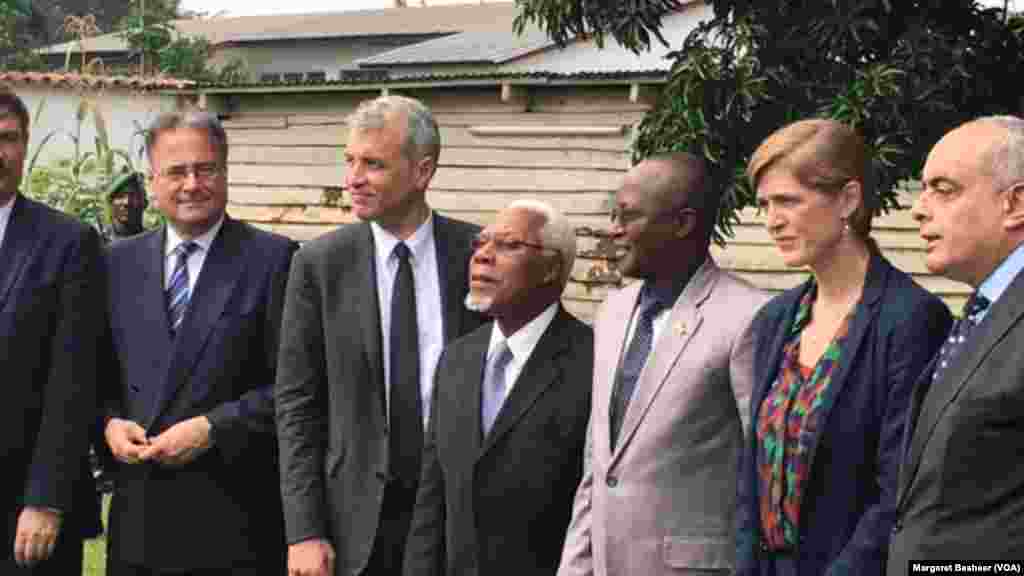 Les ambassadeurs du Conseil de sécurité de l’ONU posent pour une photo avec le vice-président burundais Gaston Sindimwo, troisième de la droite à gauche, avec qui ils viennent de discuter de la reprise du dialogue au Burundi, Bujumbura, 22 janvier 2016. (