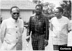 À esquerda, António Agostinho Neto, Jonas Savimbi e Holden Roberto