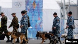 Ruska policija sa psima tragačima koji traže eksploziv u šetnji Olimpijskim parkom