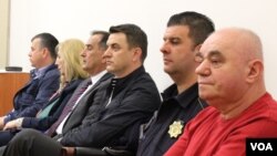 Radeljaš je iz pritvora doveden u pratnji policajca, dok se ostali optuženi brane sa slobode