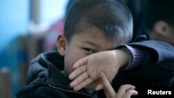 Seorang anak dengan autisme dalam sesi terapi di sebuah sekolah di Beijing. (Foto: Dok)