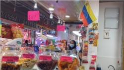 Yannireth De Sousa regenta una tienda de dulces venezolanos junto a familiares. Explica que el producto estrella es el "pirulín". Foto: VOA.