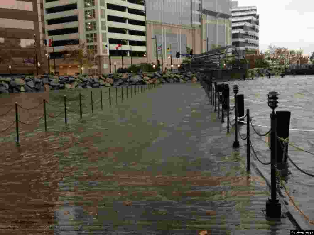 Flooding closes this pedestrian walkway in downtown Norfolk. (Credit: City of Norfolk)