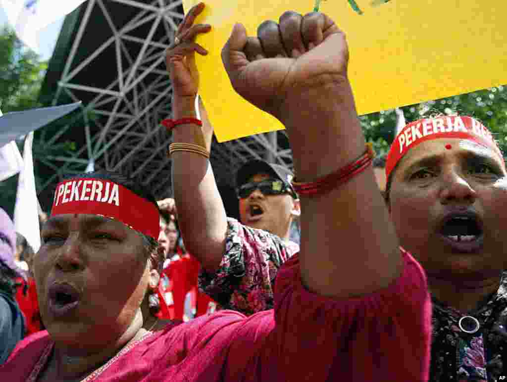 Workers chant slogans during a May Day rally to call for a minimum wage law in Kuala Lumpur, Malaysia, May 1, 2012. (AP Photo)