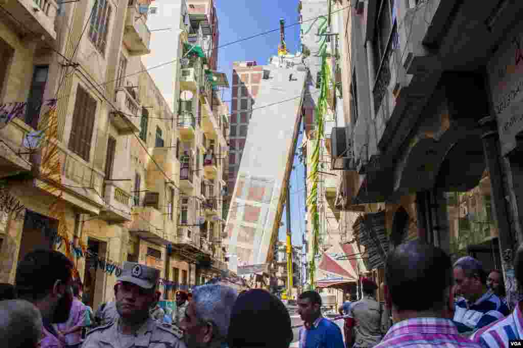 Egyptian police evacuated a 13-floor building in eastern Alex “Azareta” in the early hours of Wednesday morning after it tilted over the opposite building. Sunday, June 4, 2017. (H. Elrasam/VOA)