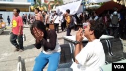 Distraught people react after 6.2 earthquake hits Lombok, Indonesia, Thursday, Aug. 9, 2018. (Photo: Nurhadi Sucahyo for VOA Indonesia)