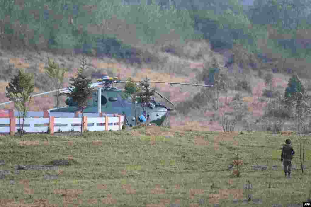 တပ်မတော်ရဟတ်ယာဉ် ပျက်ကျပြီးနောက် တွေ့ရသည့် မြင်ကွင်းတခု။ (မတ် ၆၊ ၂၀၂၀)