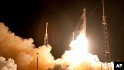 Foto de archivo de un lanzamiento de un cohete SpaceX desde Cabo Cañaveral.