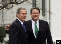 2000年12月19日，美国当选总统布什和美国副总统戈尔在戈尔的寓所会见
