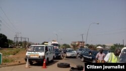 Des gens font la queue pendant des heures pour acheter du carburant à la station d’essence de Mega NNPC à Makurdi, dans l’Etat de Benue, au Nigeria