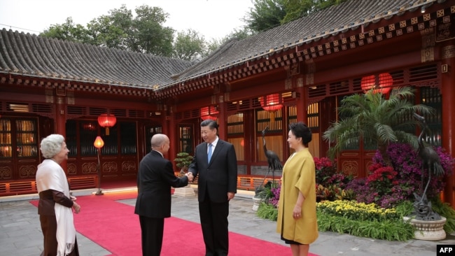 2018年9月19日，中国国家主席习近平和夫人彭丽媛在北京钓鱼台国宾馆欢迎柬埔寨国王诺罗敦·西哈莫尼及其母亲莫妮列。