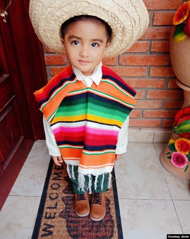 Ethan Dewanata Riyanto Cruz berpakaian tradisional Meksiko (foto: Alexander Riyanto).