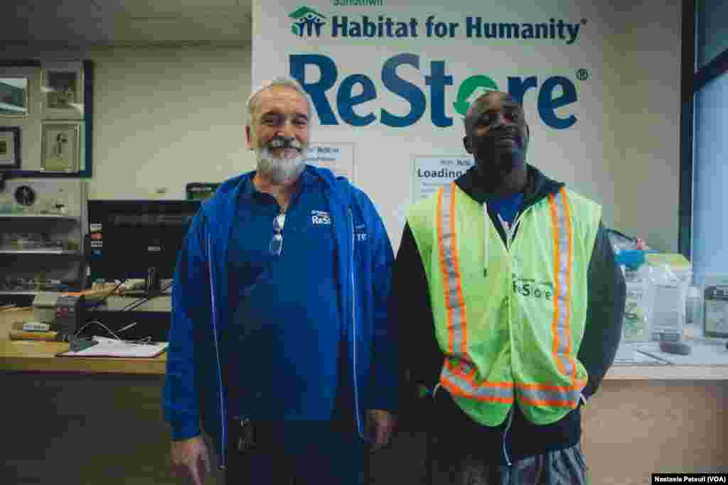 Le magasin Restore de l&#39;organisation Habitat for Humanity est le seul magasin du quartier parmi les &quot;liquor store&quot;, les magasins d&#39;alcool. Mark Lange est le manager de ce commerce qui revend du mobilier pour un prix très bas. Baltimore, le 6 mai 2016. (VOA/ Nastasia Peteuil)