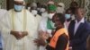 Le maire de Niamey, Moctar Mamoudou, et l’imam de la grande mosquée de Niamey, lors de l’opération de désinfection de la mosquée "Kadhafi" à Niamey, le 13 mai 2020. (Courtesy Image)