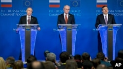 Russian President Vladimir Putin, left, European Council President Herman Van Rompuy, center, and European Commission President Jose Manuel Barroso attend a news conference at the European Commission headquarters in Brussels, Belgium, Jan. 28, 2014.