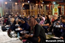 Sahur Keliling bersama Shinta Nuriyah di Kenteng Poncowinatan dihadiri komunitas dari berbagai agama, suku dan etnis berbeda, termasuk para susten dari asrama Syantikara Yogyakarta. (Foto:VOA/Munarsih Sahana)