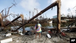 Roxie Cline examina los daños cerca de su autocaravana destruida en la que vivió, después del huracán Michael en Mexico Beach, Florida, el 17 de octubre de 2018. 